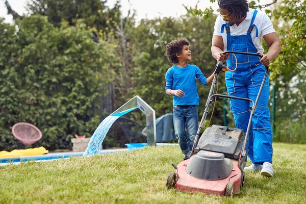 Ayah Dan Anak Saat Mereka Bekerja Sama Untuk Memotong Rumput — Stok Foto