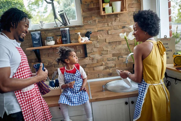 Οικογενειακή Αρμονία Μητέρα Πλένει Προσεκτικά Πιάτα Στην Κουζίνα Ενώ Πατέρας — Φωτογραφία Αρχείου