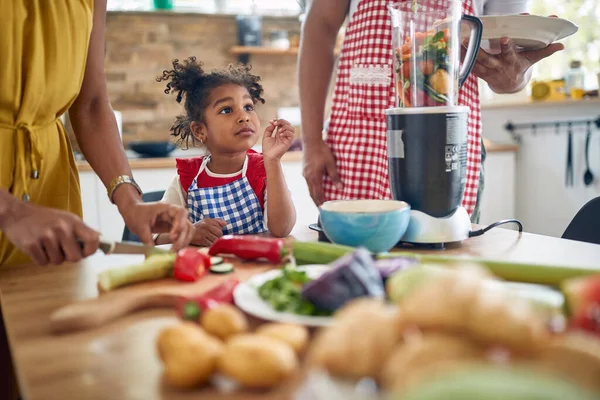 Afroamerykańska Rodzina Spotyka Się Przygotować Posiłek Kuchni Obraz Przedstawia Matkę — Zdjęcie stockowe