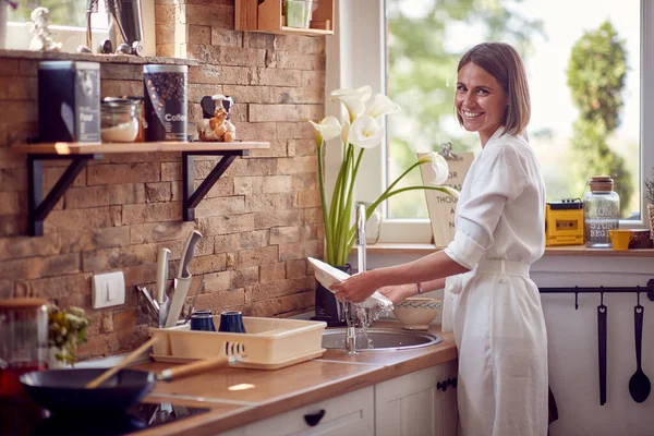 Горизонтальный Снимок Молодой Женщины Моющей Посуду Современной Кухне Чувствующей Радость — стоковое фото