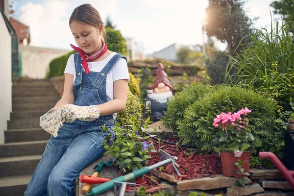 一个年轻姑娘兴高采烈地站在花园里 准备开始园艺探险 — 图库照片