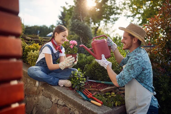 Otec Dcera Zapojují Týmové Práce Protože Starají Svou Zahradu Dcera — Stock fotografie