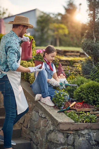 Meisje Zit Bij Tuin Assisteert Haar Vader Tuinieren Samen Planten — Stockfoto