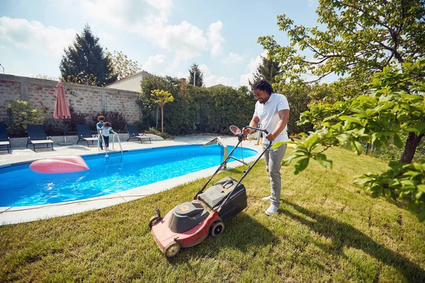 Orang Afrika Amerika Memotong Rumput Dengan Pemotong Rumput Listrik Kolam — Stok Foto
