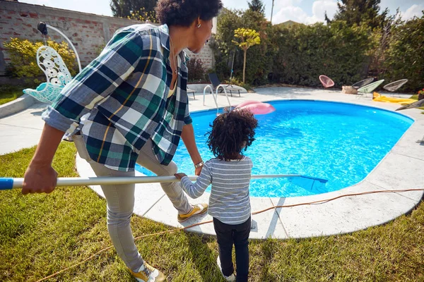 Ibu Dan Anak Perempuannya Bekerja Sama Membersihkan Kolam Menggunakan Jaring — Stok Foto