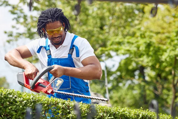 Mladý Africký Američan Pracovním Obleku Pomocí Elektrického Trimru Stříhat Živý — Stock fotografie