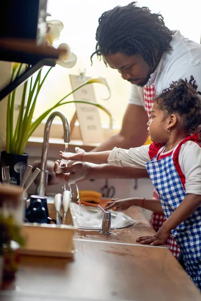 Ayah Muda Mencuci Piring Dengan Putrinya Dapur Rumah Tangga Bekerja — Stok Foto