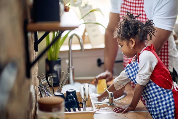 Gadis Kecil Yang Lucu Membantu Ayahnya Dengan Piring Dapur Rumah — Stok Foto