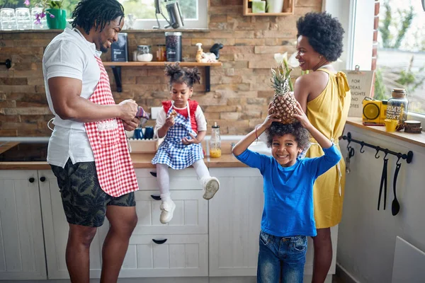 Belle Famille Joyeuse Dans Une Cuisine Domestique Ensemble Petit Garçon — Photo