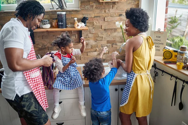 Famille Afro Américaine Dans Cuisine Petite Fille Est Assise Sur — Photo