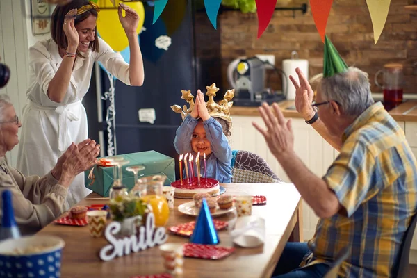Fröhlich Glückliche Familie Feiert Geburtstag Zusammen Klatschend Und Singend Kleines — Stockfoto