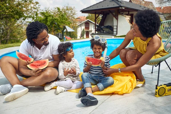 Dört Kişilik Güzel Neşeli Afro Amerikan Ailesi Havuz Kenarında Oturup Stok Fotoğraf