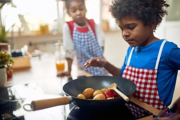 Adorables Enfants Dans Une Cuisine Domestique Préparant Repas Frère Sœur Images De Stock Libres De Droits
