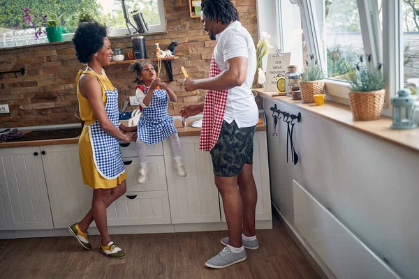 Ibu Dan Ayah Tercinta Berdiri Dapur Dengan Putri Mereka Duduk Stok Lukisan  
