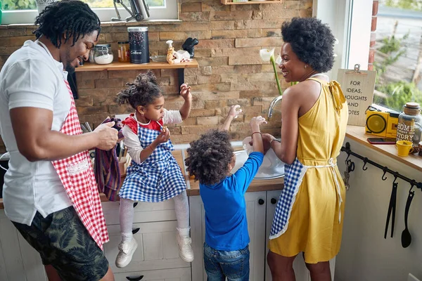 Афро Американская Семья Кухне Маленькая Девочка Сидит Кухонном Столе Наслаждаясь Стоковое Изображение