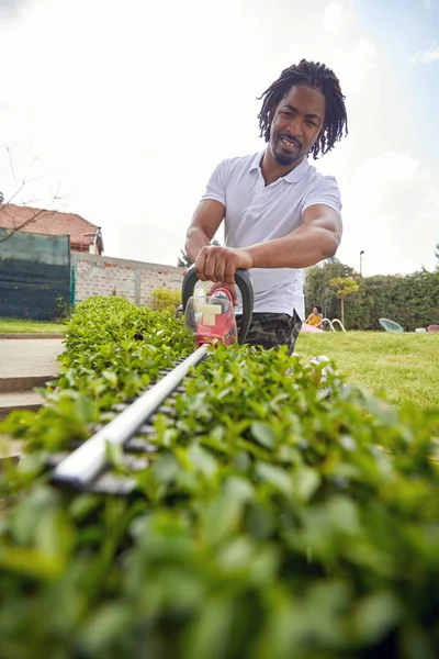 Jovem Afro Americano Roupas Casuais Trabalhando Livre Jardim Usando Cortador Imagem De Stock