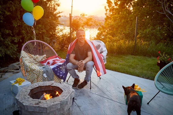 Vreugdevolle Man Van Middelbare Leeftijd Met Amerikaanse Vlag Zijn Rug Stockfoto