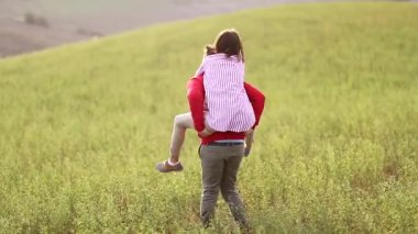 Çayırlarda koşuşturan çift özgürlüğün ve temiz havanın tadını çıkarıyor.