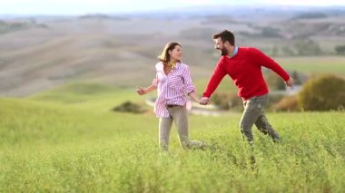 Çayırlarda koşuşturan çift özgürlüğün ve temiz havanın tadını çıkarıyor.