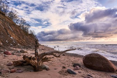 Baltık Denizi kıyısında dik bir uçurumu olan bir yer. Hollandalı 'nın Kaptan Doğa Yolu