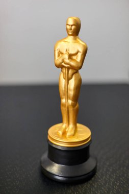 Oscar figürünün küçük bir kopyası. Sinemadaki başarıların sembolü. Seçici odak