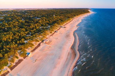 Palanga 'da kalmak için turistik bir yer. Gün batımında Litvanya 'da plaj