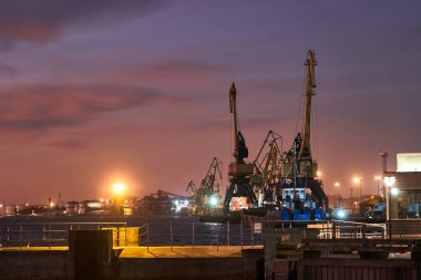 Güzel manzara ve iskele vinçleri manzarası. Deniz nakliye konsepti