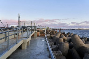 Klaipeda, Litvanya - 11 Şubat 2023 - Klaipeda limanının manzarası. Curonian Tükürüğüne Giriş