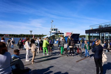 Klaipeda, Litvanya - 08 Eylül 2022 - İnsanlar Kuzey Boynuzu 'ndaki eski feribot geçidinde feribot bekliyor.