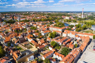 Klaipeda, Litvanya - 10 Eylül 2022 - Eski şehrin yüksekliğinden ve tarihi binaları olan güzel sokaklardan manzara