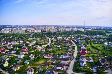 Grodno, Belarus - 11 Haziran 2019 - Şehrin havadan görünüşü ve konforlu evleri