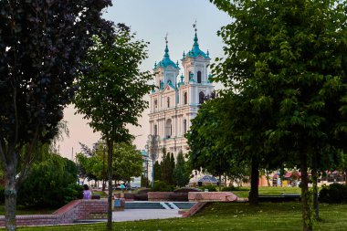 Grodno, Belarus - 11 Haziran 2019 - Şehrin merkezi, St. Francis Xavier Katedrali manzaralı