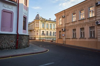 Grodno, Belarus - 11 Haziran 2019 - Gün batımında şehrin güzel ışıklarıyla dolu caddeleri