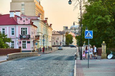 Grodno, Belarus - 11 Haziran 2019 - Yayalar yaz aylarında akşam kentinde yürürler