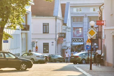 Grodno, Belarus - 11 Haziran 2019 - İnsanlar şehrin merkezinde yürür