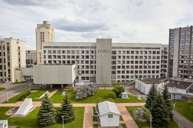 Minsk, Belarus - 10 Mayıs 2022 - Minsk 'teki hükümet binasının avlusunda. Minsk 'teki Beyaz Saray