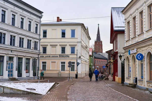 Liepaja Lotyšsko Února 2023 Několik Místních Obyvatel Kráčí Staré Ulici — Stock fotografie