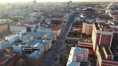 Minsk, Belarus - 19 Mart 2022 - Şehir merkezinin güzel eşsiz manzarası yükseklikten. Yukarıdan Minsk Şehri