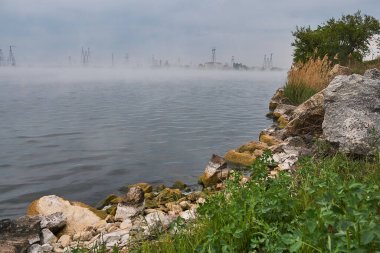 Ukrayna 'daki Yuzhnoukrainsk şehri ve nükleer santraller için serinletici gölet manzarası