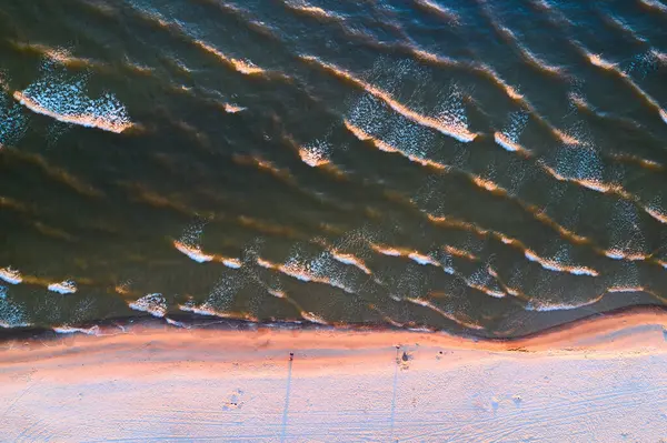 Několik Lidí Kráčí Podél Pláže Pozadí Moře Západu Slunce Pohled — Stock fotografie