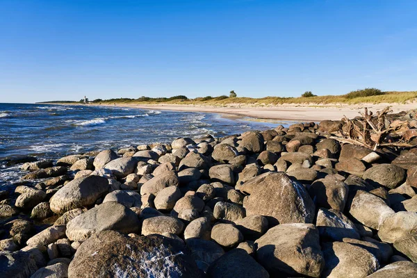 Morze Bałtyckie Spokojnej Pogodzie Linia Brzegowa Falochronem Pobliżu Miasta Nida — Zdjęcie stockowe