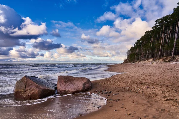 リトアニアのクライペダ近くのオランダ人のキャップ ネイチャー トレイル 海の近くに大きな石がある美しいビーチ — ストック写真