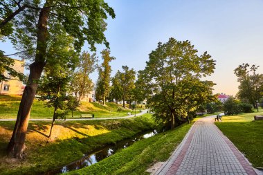 Şehir manzarası. Parkta hoş bir yaz akşamı. İşten sonra dinlenecek bir yer.