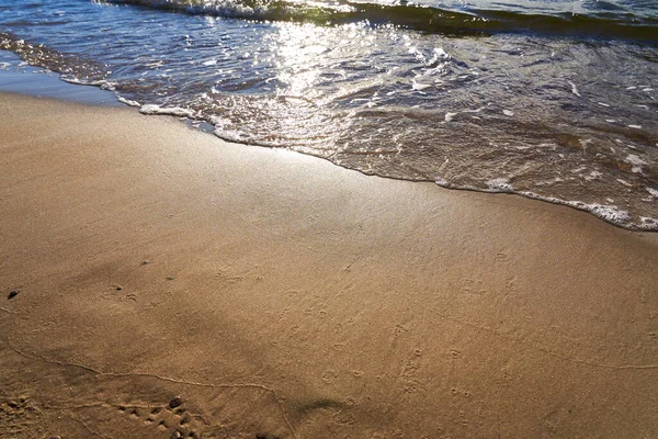 Voda Omývá Jemný Písek Mořské Pláži Sluneční Paprsky Odrážejí Vodě — Stock fotografie