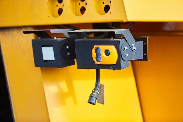 System Nadzoru Wideo Korpusie Żółtej Wywrotki Pod Kontrolą Robota — Zdjęcie stockowe