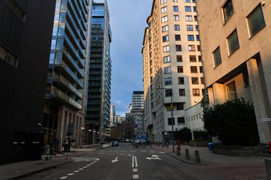 VARŞAN, POLAND - 09 Nisan 2023 - Varşova iş bölgesindeki binaların manzarası