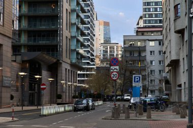 VARŞAN, POLAND - 09 Nisan 2023 Varşova 'nın yerleşim alanındaki binaların görüntüsü