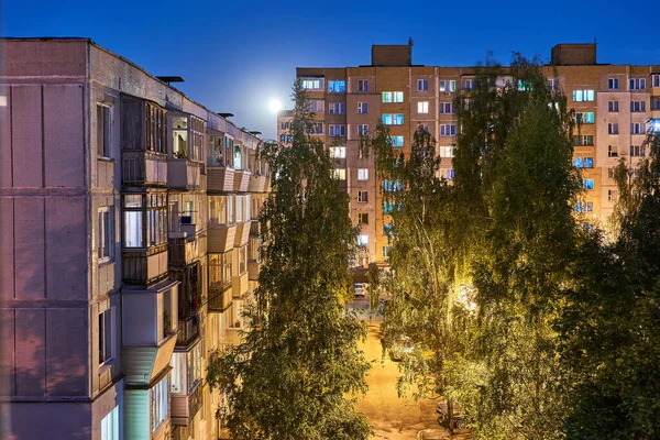 Área Residencial Minsk Com Edifícios Densos Pequeno Pátio Grandes Edifícios — Fotografia de Stock