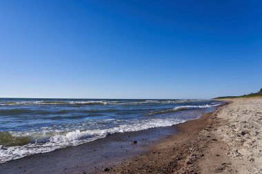 Okyanus kıyısında sakin bir sahil. Yürümek ve dinlenmek için bir yer.