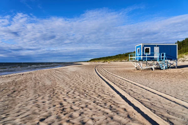 Άνετη Παραλία Ψιλή Άμμο Και Ένα Σπίτι Στο Βάθος Της — Φωτογραφία Αρχείου